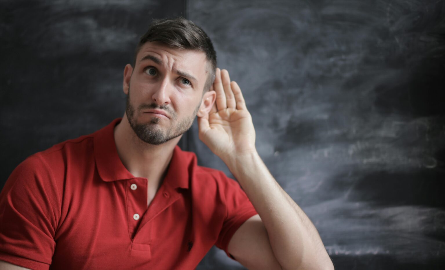 O que significa a orelha queimando? - Bendita Hora